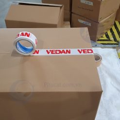 1 băng dính in logo đỏ nền trắng sứ khi dán trên thùng carton (2)