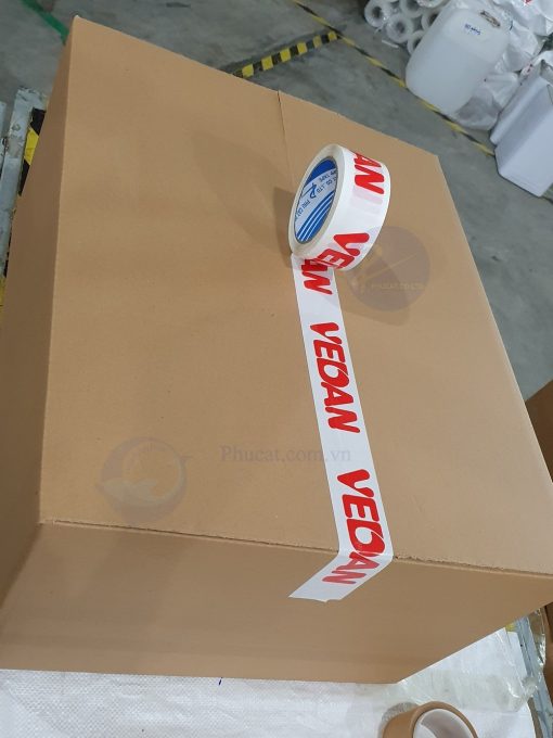 1 băng dính in logo đỏ nền trắng sứ khi dán trên thùng carton (3)