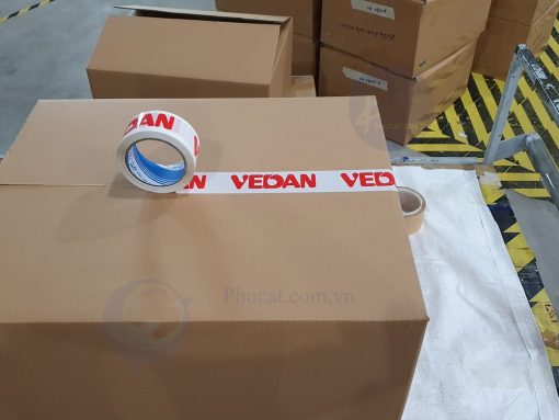1 băng dính in logo đỏ nền trắng sứ khi dán trên thùng carton (2)