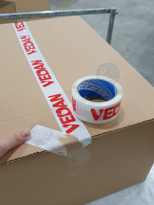 1 băng dính in logo đỏ nền trắng sứ khi dán trên thùng carton (4)