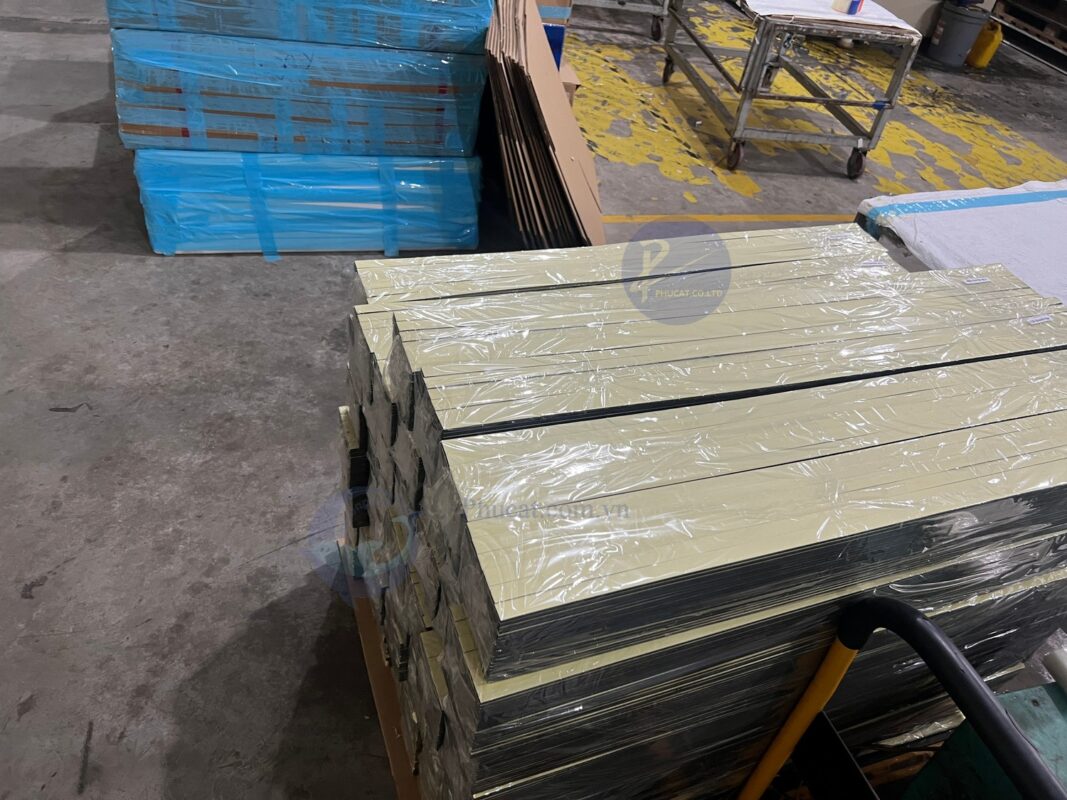 xốp thanh dựng vách kính keo chống nước