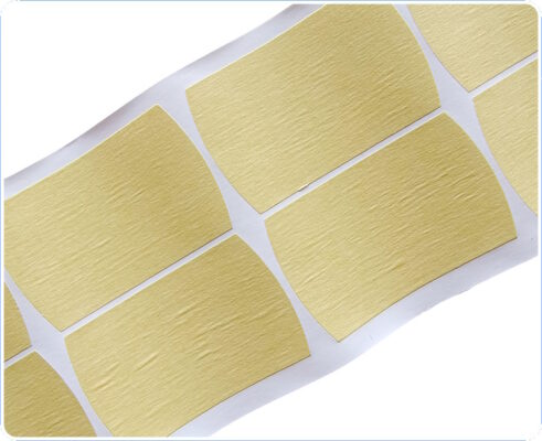 Miếng giấy kraft die-cut hình tròn che logo giúp bảo vệ bề mặt thương hiệu khi hoàn thiện giày.