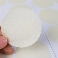 Miếng giấy kraft die-cut hình tròn che logo giúp bảo vệ bề mặt thương hiệu khi hoàn thiện giày.