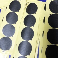 Miếng băng dính giấy cắt theo yêu cầu bản vẽ, die-cut theo hình dáng logo để che chắn khi phun sơn giày.