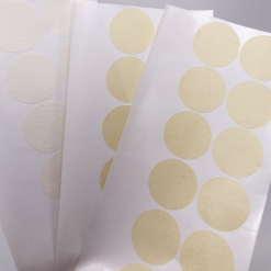 Miếng masking tape che logo khi sơn ôm sát bề mặt giày, chống thấm sơn hiệu quả.