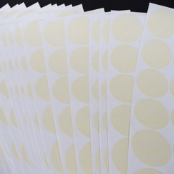 Băng dính che thương hiệu khi sơn giày, đảm bảo đường biên màu sắc nét và không bị lem.