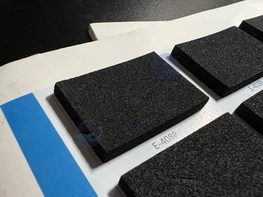 EPDM foam dán trong khoang xe giúp cách âm, giảm tiếng ồn và tăng độ êm ái khi vận hành.