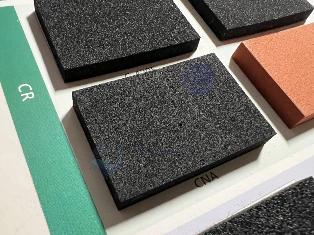 Xốp EPDM dùng làm kín khe cửa nhôm trong môi trường nắng mưa.