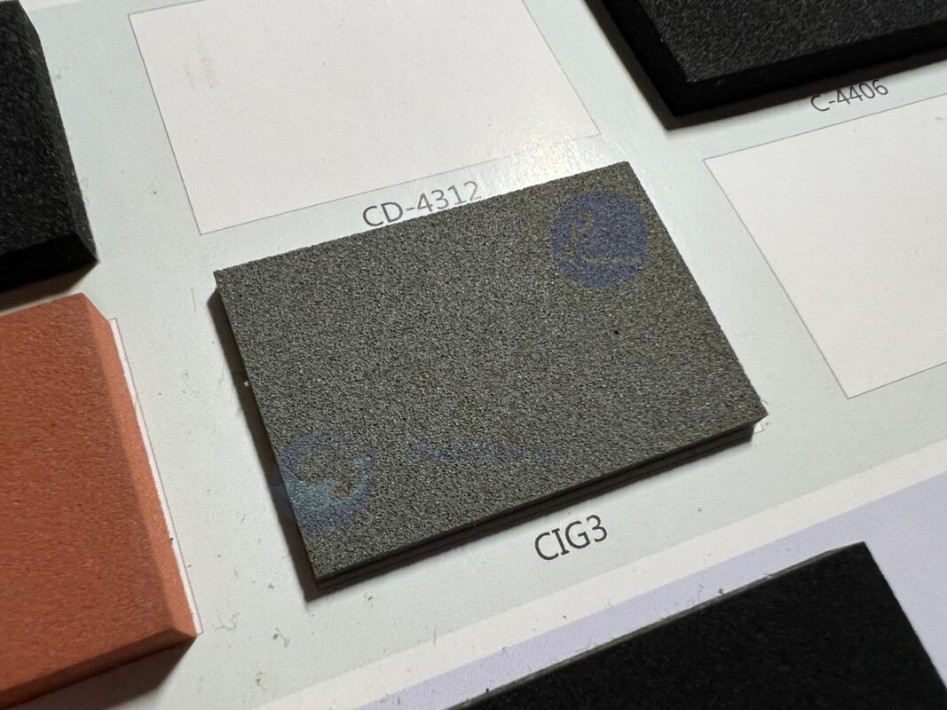 Gioăng EPDM gắn vào khung nhôm giúp làm kín và ngăn nước hiệu quả.