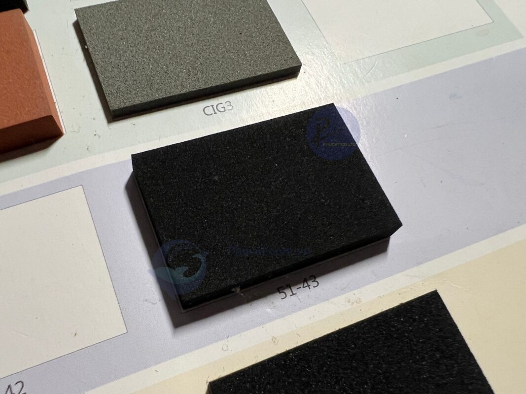 Bề mặt EPDM không thấm nước, giữ độ bền ổn định trong môi trường ẩm.