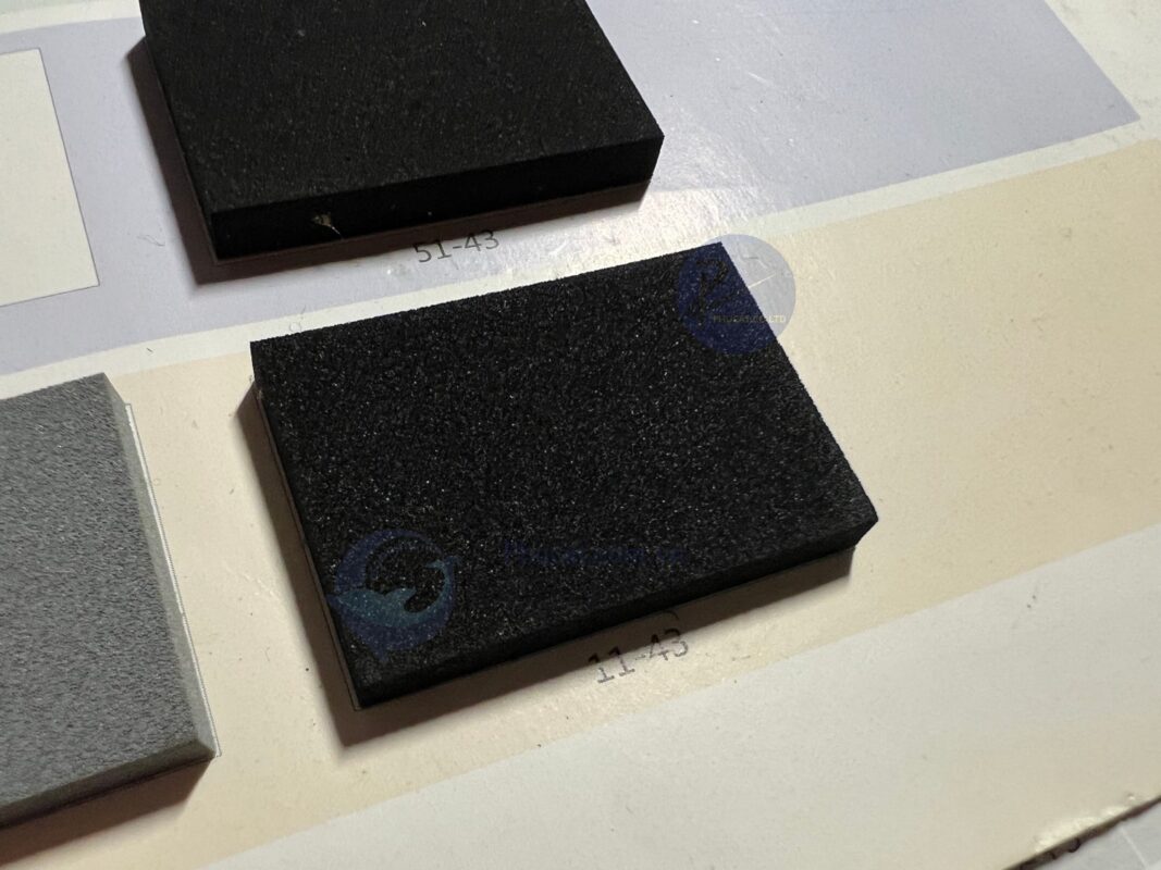 Hình macro cấu trúc tế bào khép kín giúp EPDM foam không thấm nước.