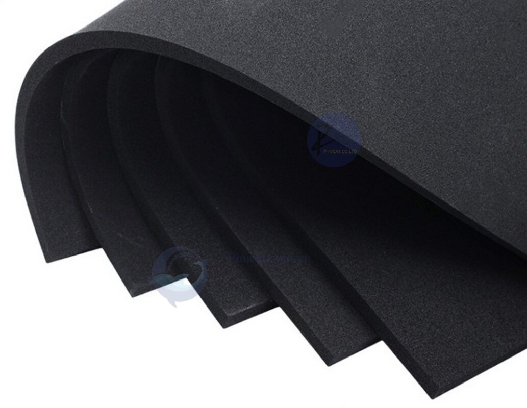 EPDM foam dạng cuộn dùng để làm kín khung nhôm và cửa kính.