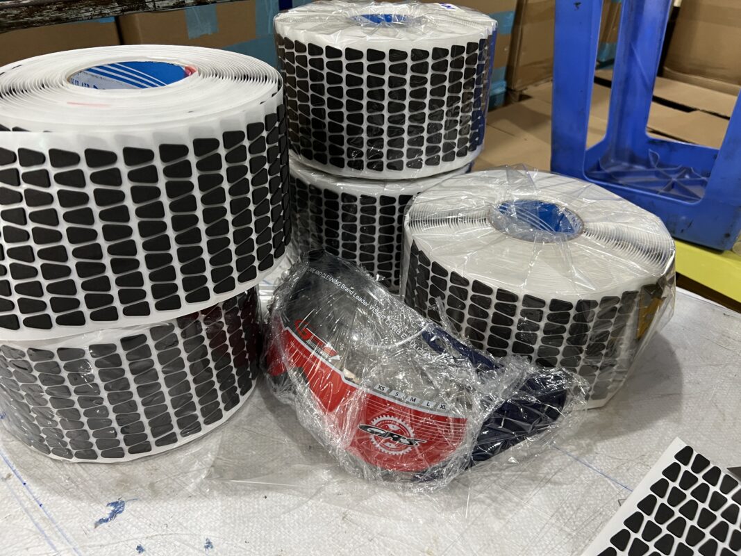 Băng dính xốp che lỗ ốc kính bảo hiểu xe máy , dính 1 mặt chống nước mưa Bumperpom